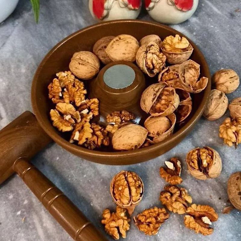 ظرف گردوشکن به همراه چکش طرح چوب